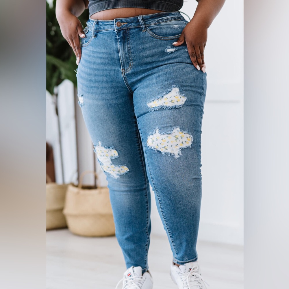 FINAL CALL🚨Judy Blue Lemon Print Lined Skinny Jeans - Picture 5 of 10